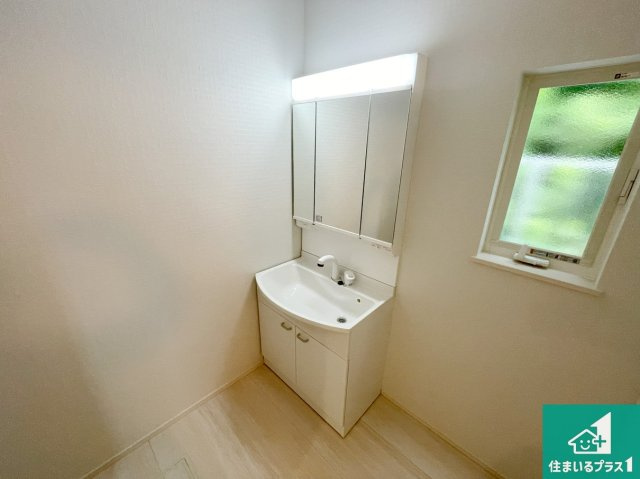 神戸市中央区神仙寺通　第3期　未入居の独立洗面台|清潔感のある洗面台です。フラットな鏡は掃除がしやすく毎日清潔！鏡裏には収納があるのでスッキリとした洗面台が保てます。