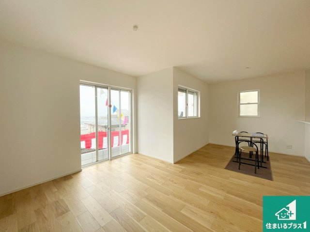 神戸市中央区神仙寺通　第3期　未入居の居間・リビング|日当たり良好の明るいリビングで朝の目覚めもスッキリできそう！対面キッチンでご家族のコミュニケーションも自然と増える設計！小さなお子様が遊ぶスペースを作っても広々とくつろげるLDK！