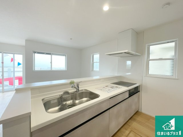 神戸市中央区神仙寺通　第3期　未入居のキッチン|明るいリビングで朝の目覚めもスッキリできそう！対面キッチンでご家族のコミュニケーションも自然と増える設計！小さなお子様が遊ぶスペースを作っても広々とくつろげるLDK！