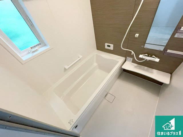 神戸市中央区神仙寺通　第3期　未入居の浴室|足をゆったり伸ばして寛げる浴槽です。窓が設けられていますので差し込む光が明るく穏やかな雰囲気にしてくれます♪浴室乾燥機も設置しているので、雨の日の洗濯物も安心です♪