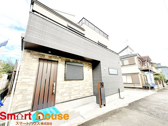 御園1丁目　屋上バルコニーの外観|外壁が周囲の街並みと青空に生えるお洒落な仕上がり！周囲には高い建物のないエリア。青い空が大きく感じますね。
