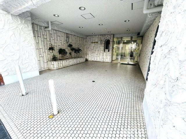 VIP新大阪のエントランス|◆エントランスはオートロック完備！
◆【当社販売窓口】SRC11階建11階部分の最上階!!表面利回り約7.82％!!