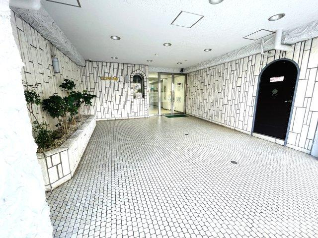 VIP新大阪のエントランス|◆24時間ゴミ出し可能！
◆【当社販売窓口】SRC11階建11階部分の最上階!!表面利回り約7.82％!!