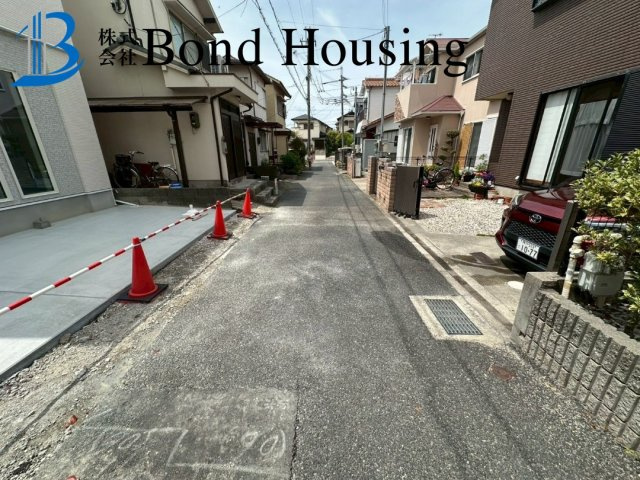 駐車２台　食洗機付き　大久保町大窪　新築戸建の前面道路含む現地写真