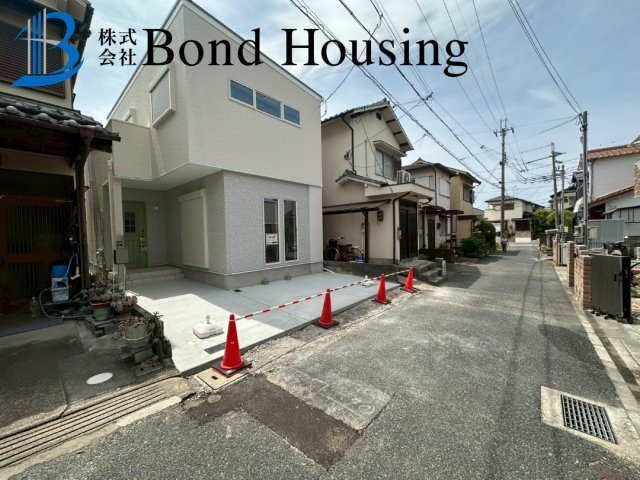 駐車２台　食洗機付き　大久保町大窪　新築戸建の前面道路含む現地写真