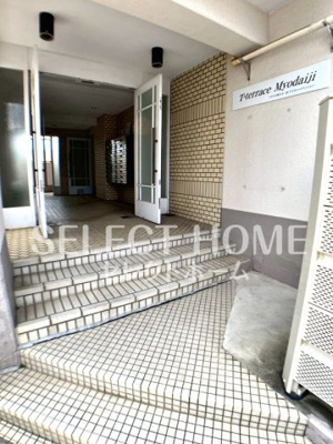 【エントランス】 | Ｔテラス明大寺 | 建物の内部です