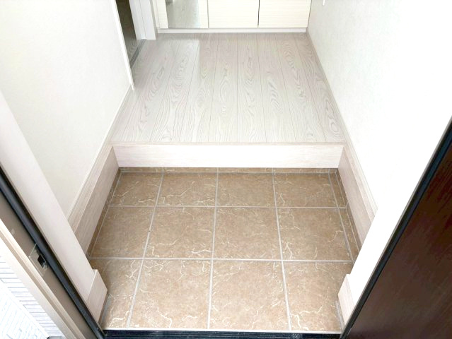 三木市緑が丘町本町１丁目　2号棟の玄関