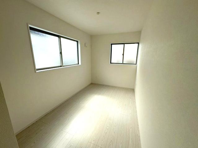 三木市緑が丘町本町１丁目　2号棟の洋室