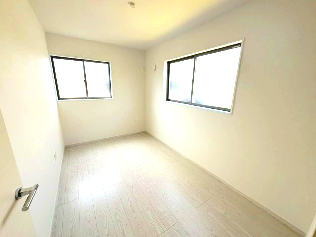 三木市緑が丘町本町１丁目　2号棟の洋室