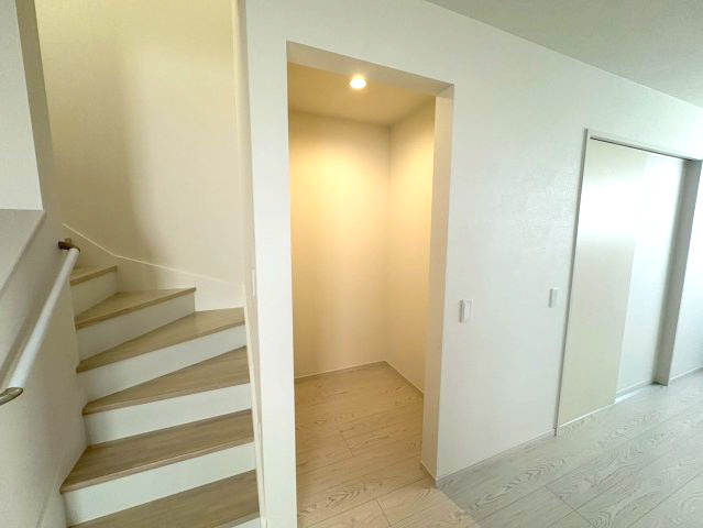 三木市緑が丘町本町１丁目　2号棟の収納