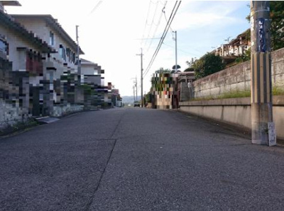 【前面道路含む現地写真】 | 生駒郡斑鳩町服部2丁目【建築条件なし】【古家付】