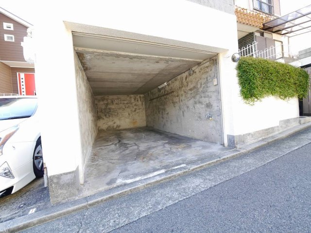 北五葉5丁目貸家の駐車場