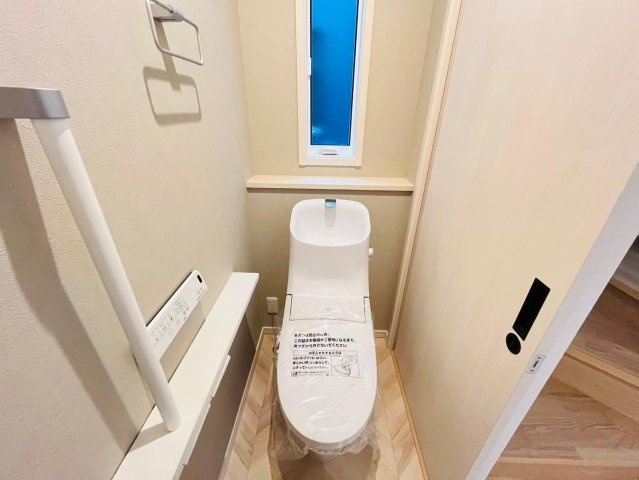 戸建　本巣郡北方町高屋Ⅲ　全4区画分譲のトイレ|節水省エネの暖房便座シャワートイレです。お掃除のしやすさを究めたフチなし形状でお手入れ楽々。