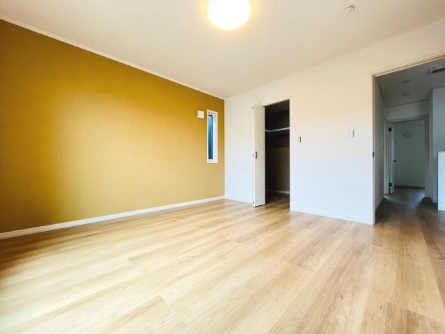 戸建　本巣郡北方町高屋Ⅲ　全4区画分譲の寝室|全居室にたっぷり収納できる大型収納を設置。窓ガラスは断熱性能や結露防止効果の高いペアガラスです。