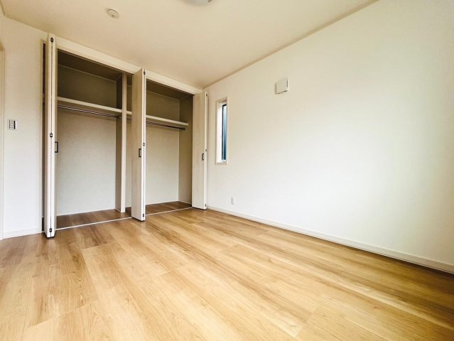 戸建　本巣郡北方町高屋Ⅲ　全4区画分譲の洋室|全居室にたっぷり収納できる大型収納を設置。窓ガラスは断熱性能や結露防止効果の高いペアガラスです。