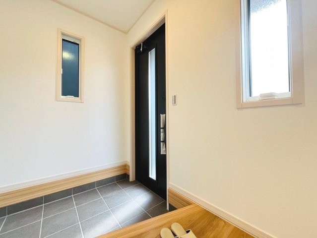 戸建　本巣郡北方町高屋Ⅲ　全4区画分譲の玄関|大容量のシューズ収納付きで玄関周りもすっきり！玄関ドアからの光が玄関ホールを明るくしてくれます。
