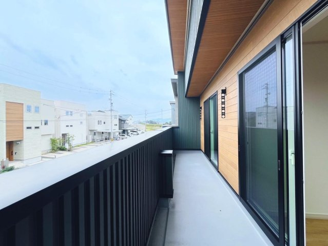 戸建　本巣郡北方町高屋Ⅲ　全4区画分譲のバルコニー|バルコニーは南向きで洗濯物もよく乾きます！強度と表面積硬度を持つFPRで防水しています。