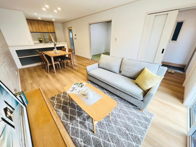戸建　本巣郡北方町高屋Ⅲ　全4区画分譲の居間・リビング|南向きで日当たりもよく大きな窓がリビング全体に光と風を運びます。ご家族でゆとりある暮らしができます。