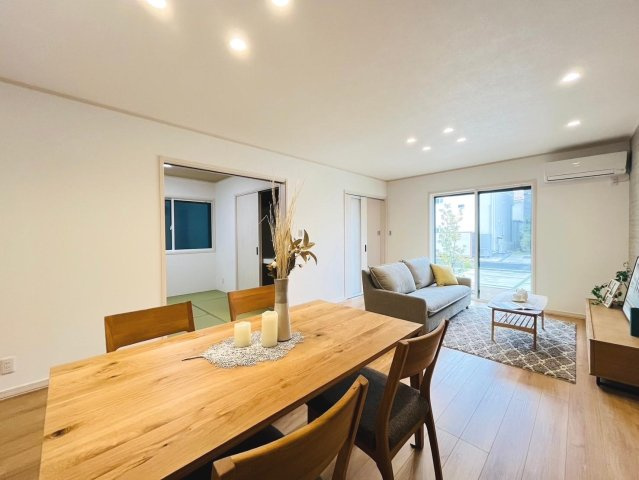 戸建　本巣郡北方町高屋Ⅲ　全4区画分譲の居間・リビング|南向きで日当たりもよく大きな窓がリビング全体に光と風を運びます。ご家族でゆとりある暮らしができます。