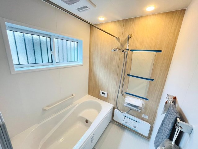 戸建　本巣郡北方町高屋Ⅲ　全4区画分譲の浴室|１坪タイプのバリアフリー設計でゆったりとくつろげる浴室・浴槽です。タイル床でカビの発生を抑制します。