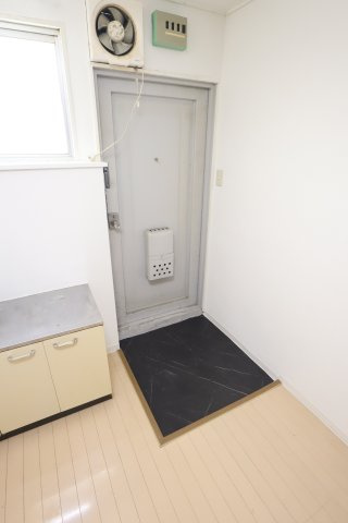 大阪市都島区中野町５丁目の賃貸マンションの玄関