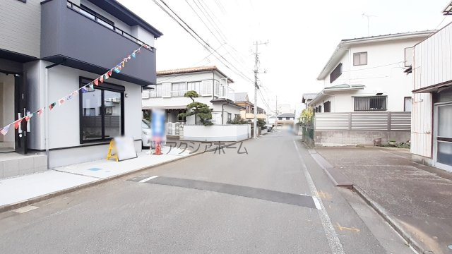 狭山市狭山台1丁目・全1棟　新築一戸建　～リビング階段～の前面道路含む現地写真