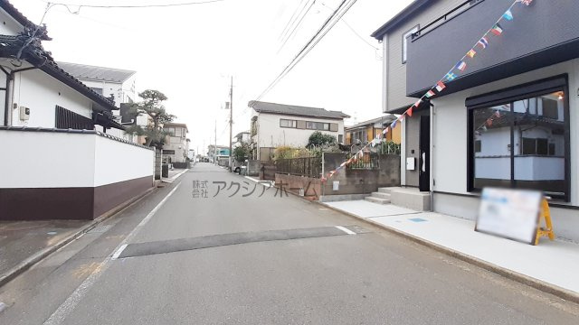 狭山市狭山台1丁目・全1棟　新築一戸建　～リビング階段～の前面道路含む現地写真