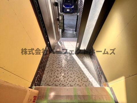 藤阪元町戸建　賃貸の玄関|明るい玄関です