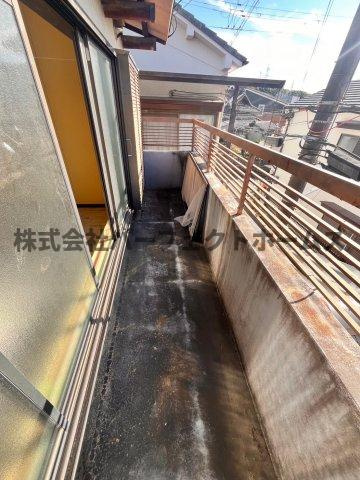 藤阪元町3丁目戸建　賃貸のバルコニー|開放的で明るい空間を演出してくれるバルコニーです