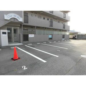 クレールショーワIの駐車場