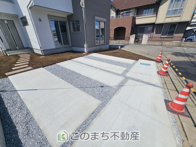 BIG　HOUSE　GOOD　HOUSE小山市駅東通り9期　1号棟の駐車場|お車を並列で2台駐車可能です(車種によります)。