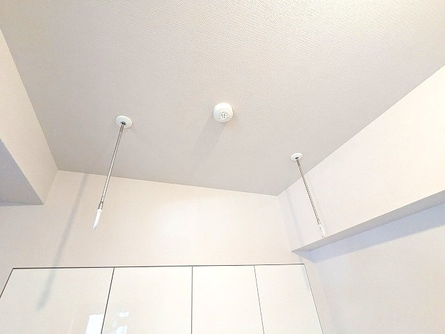 PROUD FLAT浅草トレサージュの設備|洋室に取り外し可能な室内物干し設備