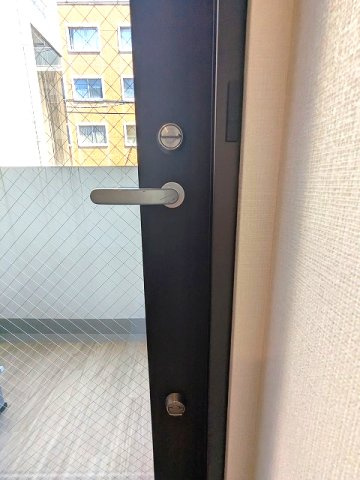 PROUD FLAT浅草トレサージュの設備|洋室の窓はダブルロックセキュリティ