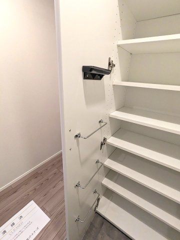 PROUD FLAT浅草トレサージュの設備|傘フック付収納豊富なトールタイプのシューズBOXです
