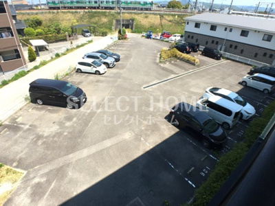 【駐車場】 | クリスタルウッズ | 駐車場があるので、車を買う予定の方も安心です