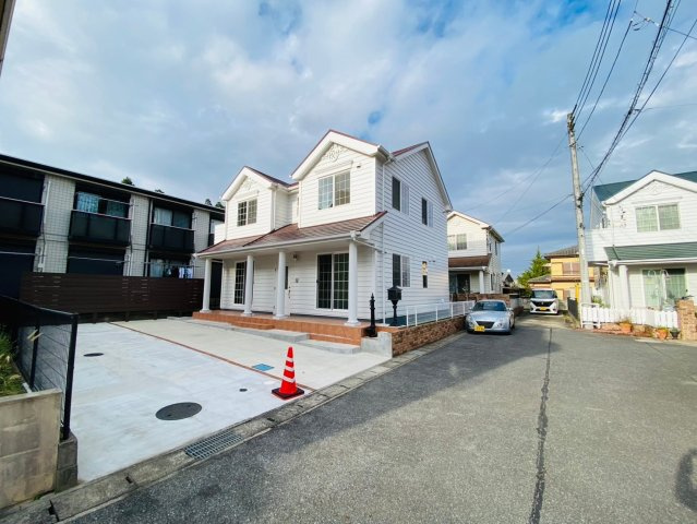 成田市寺台　中古戸建の前面道路含む現地写真