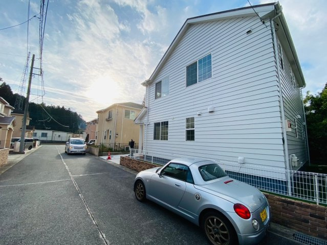 成田市寺台　中古戸建の前面道路含む現地写真