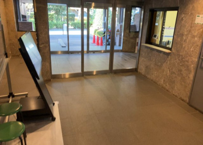 【エントランス】 | グリーンビレッジひばりが丘 | マンションのエントランスには、もともと風よけや防犯の役割がありますが、マンションによって宅配ボックスなどの設備が備わっている所もあります。日々の生活をイメージしながら生活しやすさをチェックしましょう。