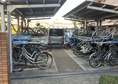 【駐車場】 | グリーンビレッジひばりが丘 | 車一台あたりに必要なスペースは、標準サイズの普通自動車で横幅2m50cm、長さ5mは必要になります。ただし、乗降のことも考慮して横幅3m30cm、長さ5m50cmほどは確保できるところを選びましょう。