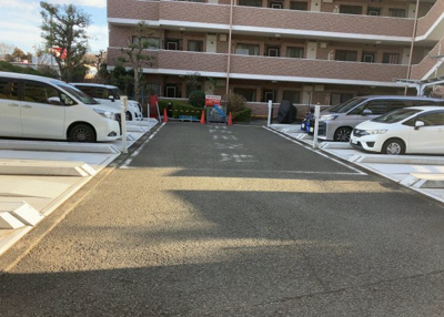 【駐車場】 | グリーンビレッジひばりが丘 | 駐車場と明記されていても、最小スペースでつくられた駐車場だと大型車は駐車できなかったり、出入りしにくくなったりする可能性があります。お車のサイズと購入したい物件の駐車場のサイズを現地で確認しましょう。