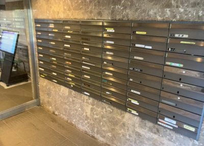 【設備】 | グリーンビレッジひばりが丘 | エントランス付近に設置されている集合ポストは、住んでいる部屋と離れているため、ポストをあさるなど誰かに何かされていても被害に気づきにくいです。入居する時には他人に特定されにくい番号で鍵をかけましょう！