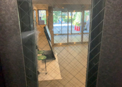 【ロビー】 | グリーンビレッジひばりが丘 | ロビーというと、エントランスと何がちがうの？と思いますよね。実はロビーとエントランスには明確な決まりはありません。物件によっては、エントランスを入って広がるある程度の広さのある空間がロビーとなります。