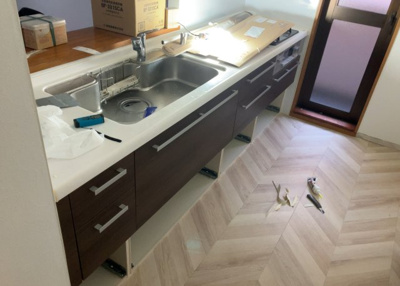 【キッチン】 | グリーンビレッジひばりが丘 | 標準的なシステムキッチンの横幅は、165cm～300cm程度です。2100・2400・2550・2700などミリ単位で表記されます。普段どのように料理をするのかを想定しながら合ったサイズを選びましょう