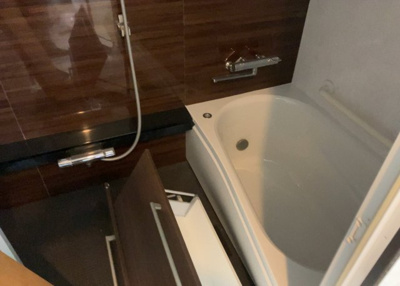 【浴室】 | グリーンビレッジひばりが丘 | 入浴時の快適さも大事なことですが、綺麗な状態を維持できなければ気持ちよく入浴できません。毎日の掃除が楽という点は大事なポイントになります！カビが生えにくく掃除がしやすい、壁や浴槽を選ぶといいでしょう。