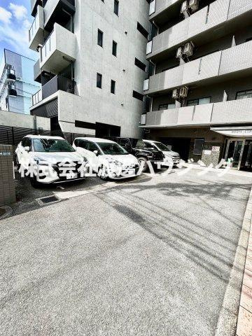 ラウム江坂の駐車場