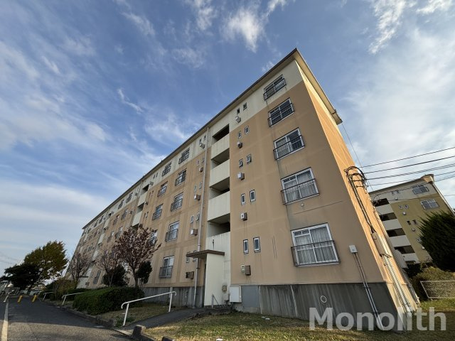 鶴山台12号棟の外観