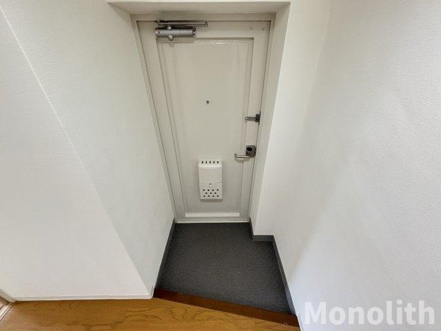 鶴山台12号棟の玄関