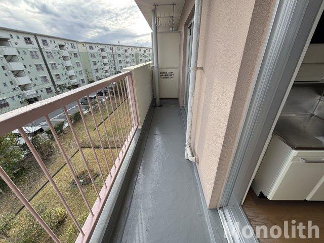 鶴山台12号棟のバルコニー