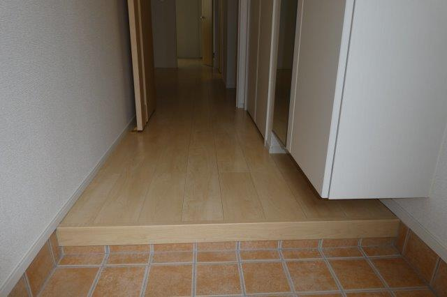 総社市西郡のアパートの玄関