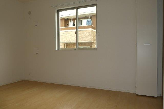 総社市西郡のアパートの洋室